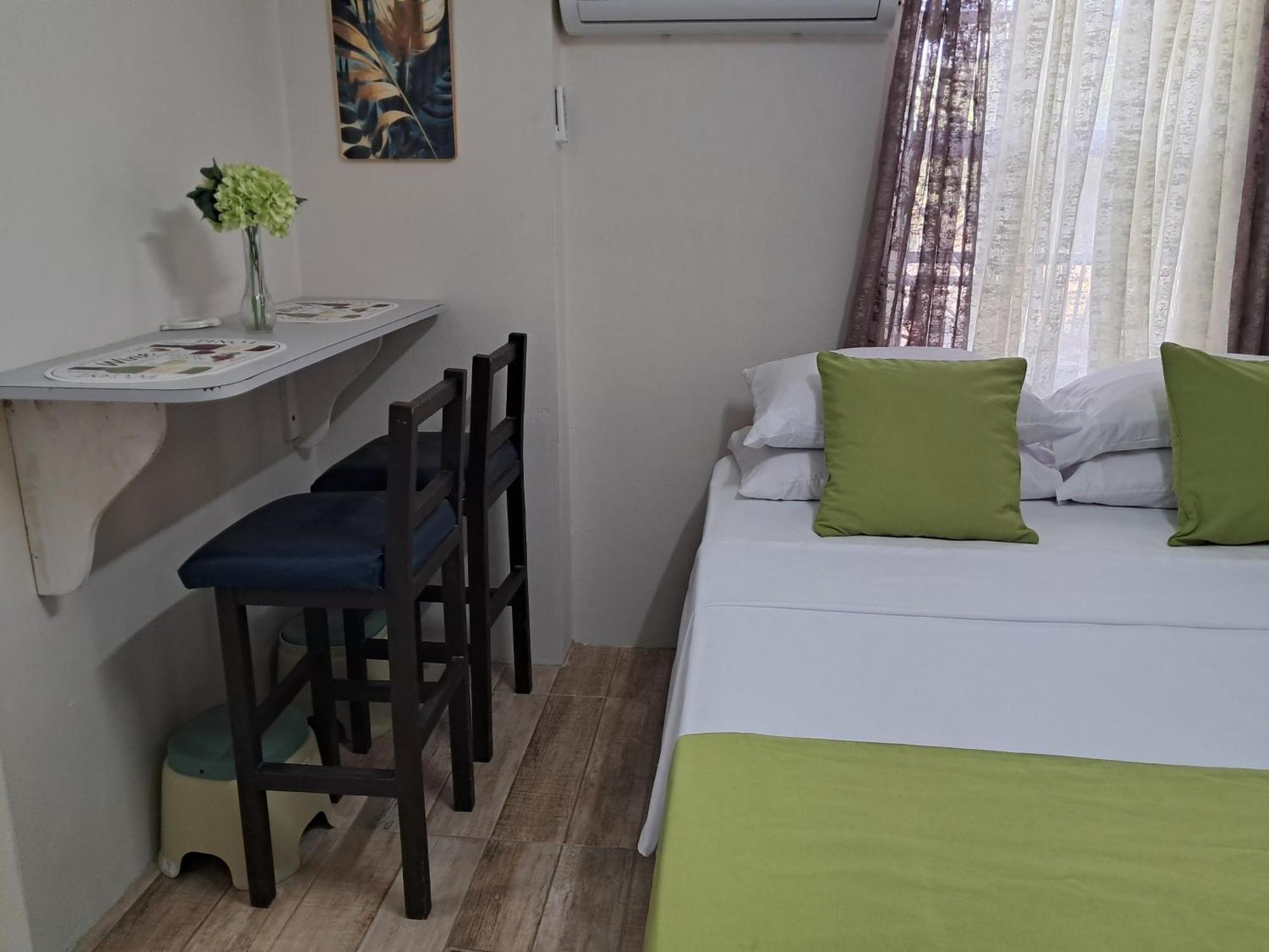 Michand Guest Apartments- Cozy One Or Two Bedroom- 5 Walk Minutes From Airport 10 Mins Drive To Oistins Or Beach Крайст-Черч Экстерьер фото