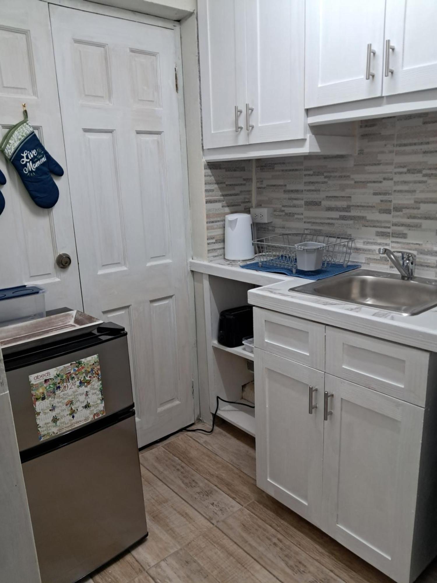 Michand Guest Apartments- Cozy One Or Two Bedroom- 5 Walk Minutes From Airport 10 Mins Drive To Oistins Or Beach Крайст-Черч Экстерьер фото